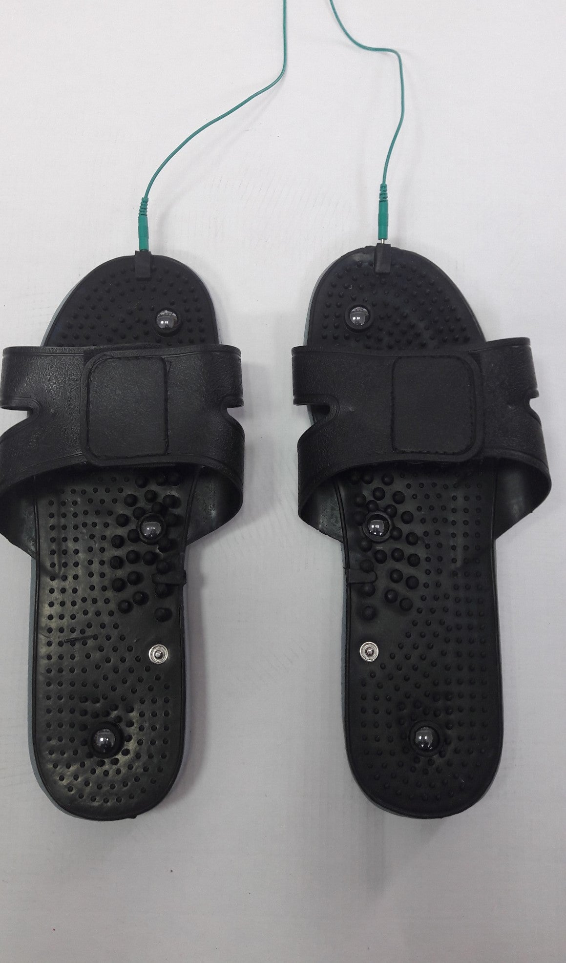 TESMED SLIPPERS Hausschuhe zur Fußstimulation, zur Verwendung in Kombination mit einem TESMED-Gerät. Während der Behandlung ist eine angenehme Massage vom Fuß bis zum Knie zu spüren